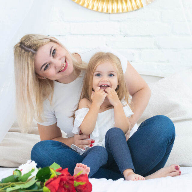 Mom and daughter Lightroom Studio Budapest