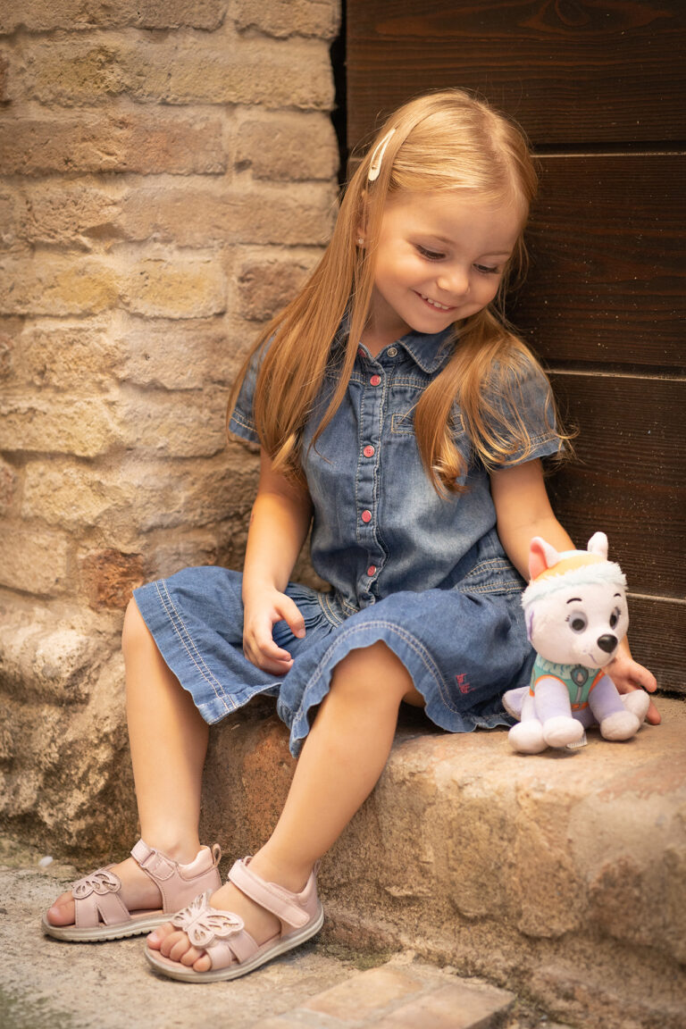 Budapest photographer for tourists captures kid photo shoot