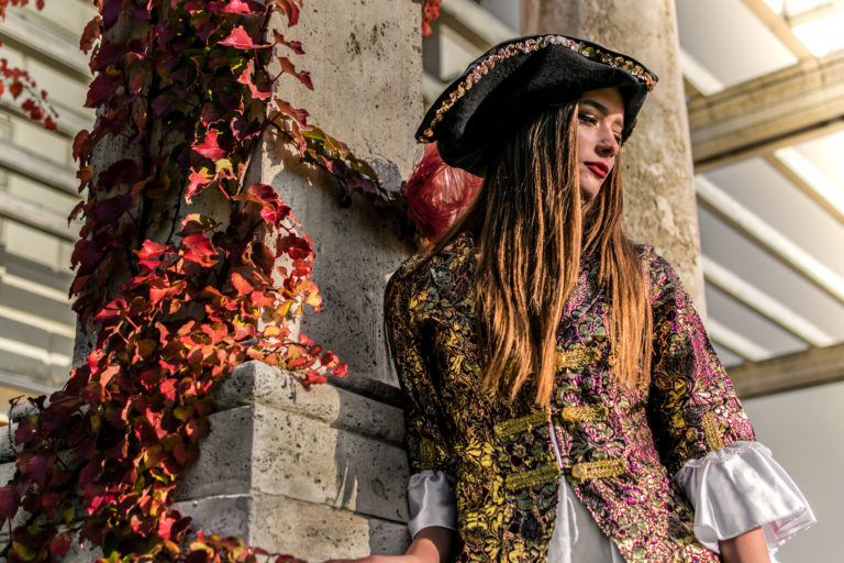 Budapest photographer for tourists pirate costume on Varkert