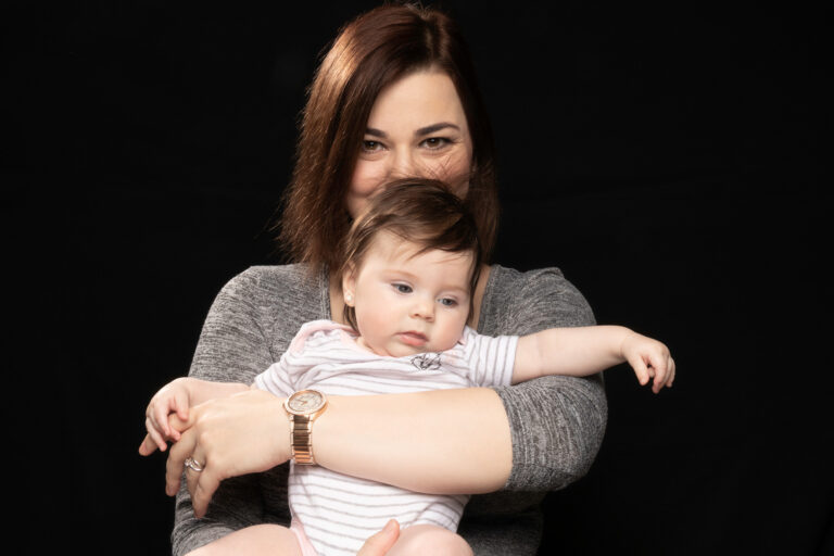 Mom and baby portrait Budapest by Attila Kapodarca